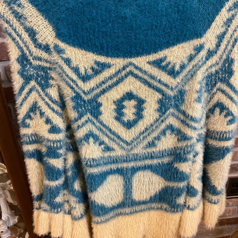 NWT Cobble Lane Size S Turquoise and Cream Sweater